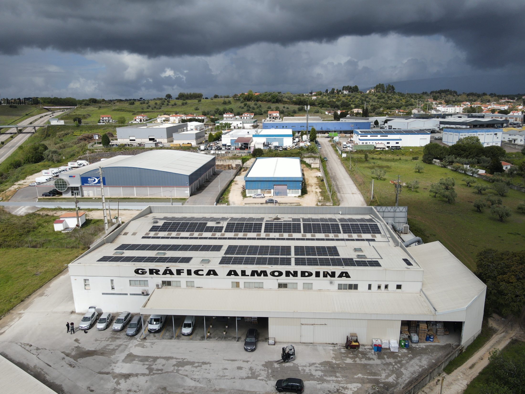 Vista aérea da fábrica da Gráfica Almondina com painéis solares na cobertura